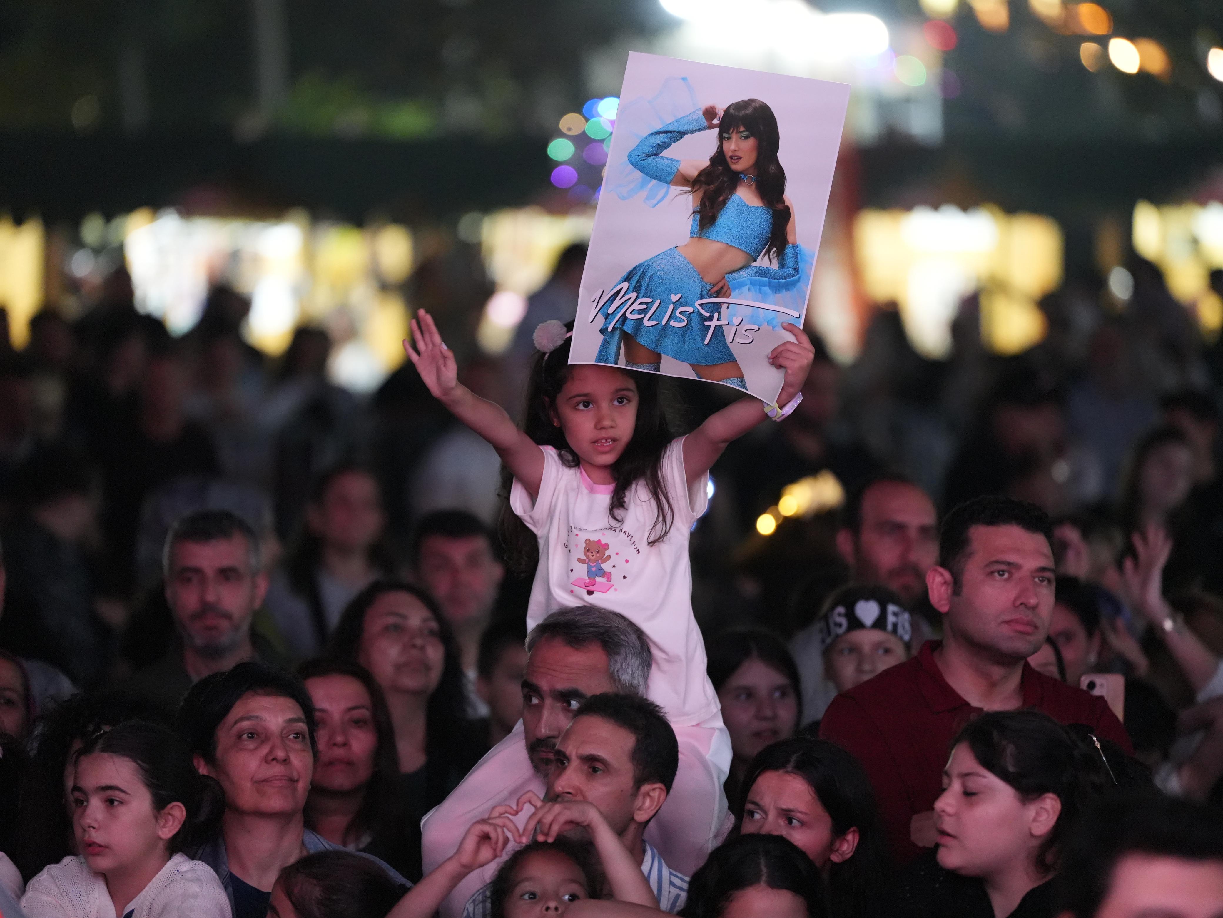 TARSUS’TA FESTİVALİN İLK AKŞAMINDA ÇOCUKLARIN SEVİNCİNE MELİS FİS DAMGA VURDU - 10