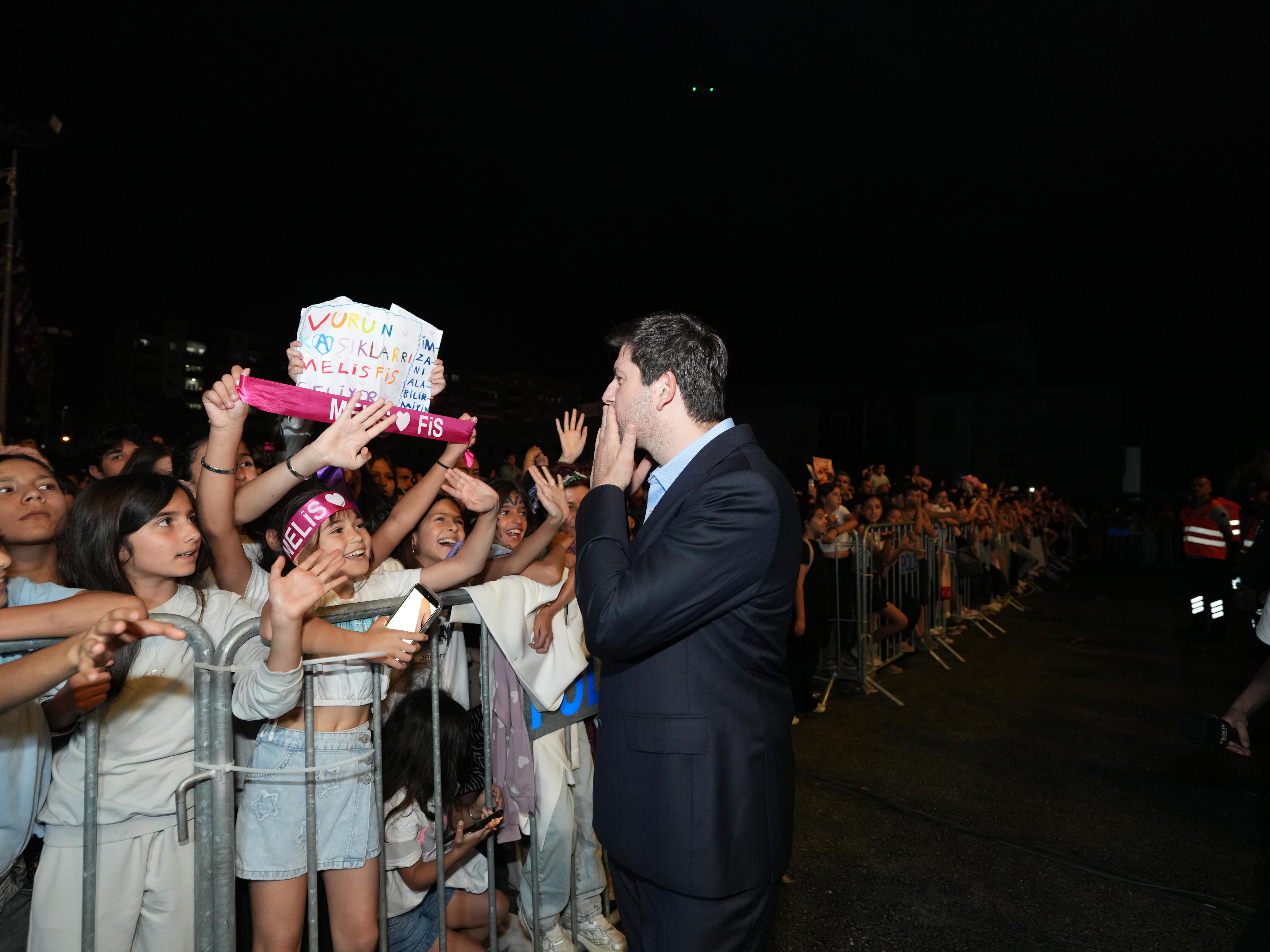 TARSUS’TA FESTİVALİN İLK AKŞAMINDA ÇOCUKLARIN SEVİNCİNE MELİS FİS DAMGA VURDU - 13