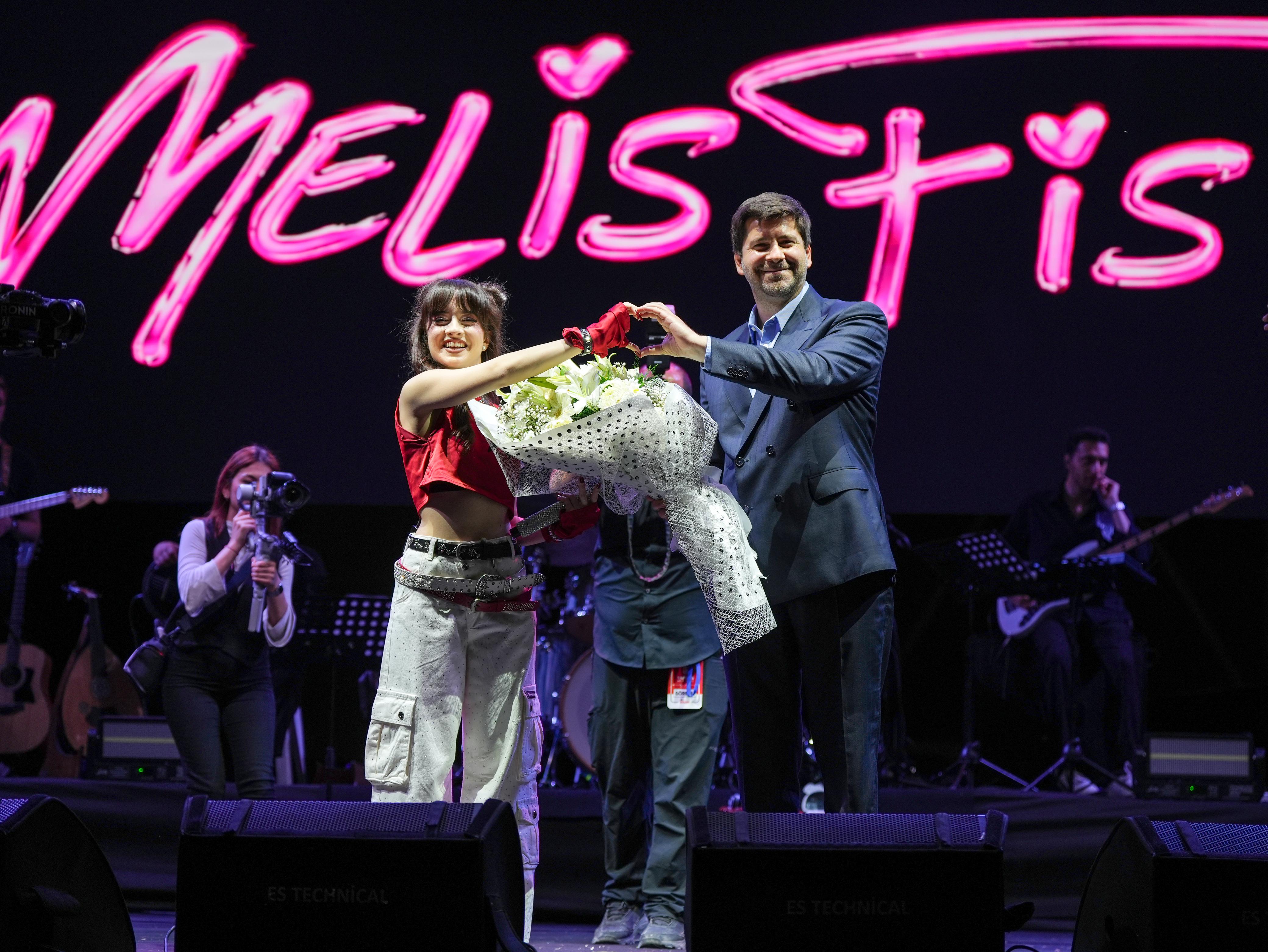 TARSUS’TA FESTİVALİN İLK AKŞAMINDA ÇOCUKLARIN SEVİNCİNE MELİS FİS DAMGA VURDU