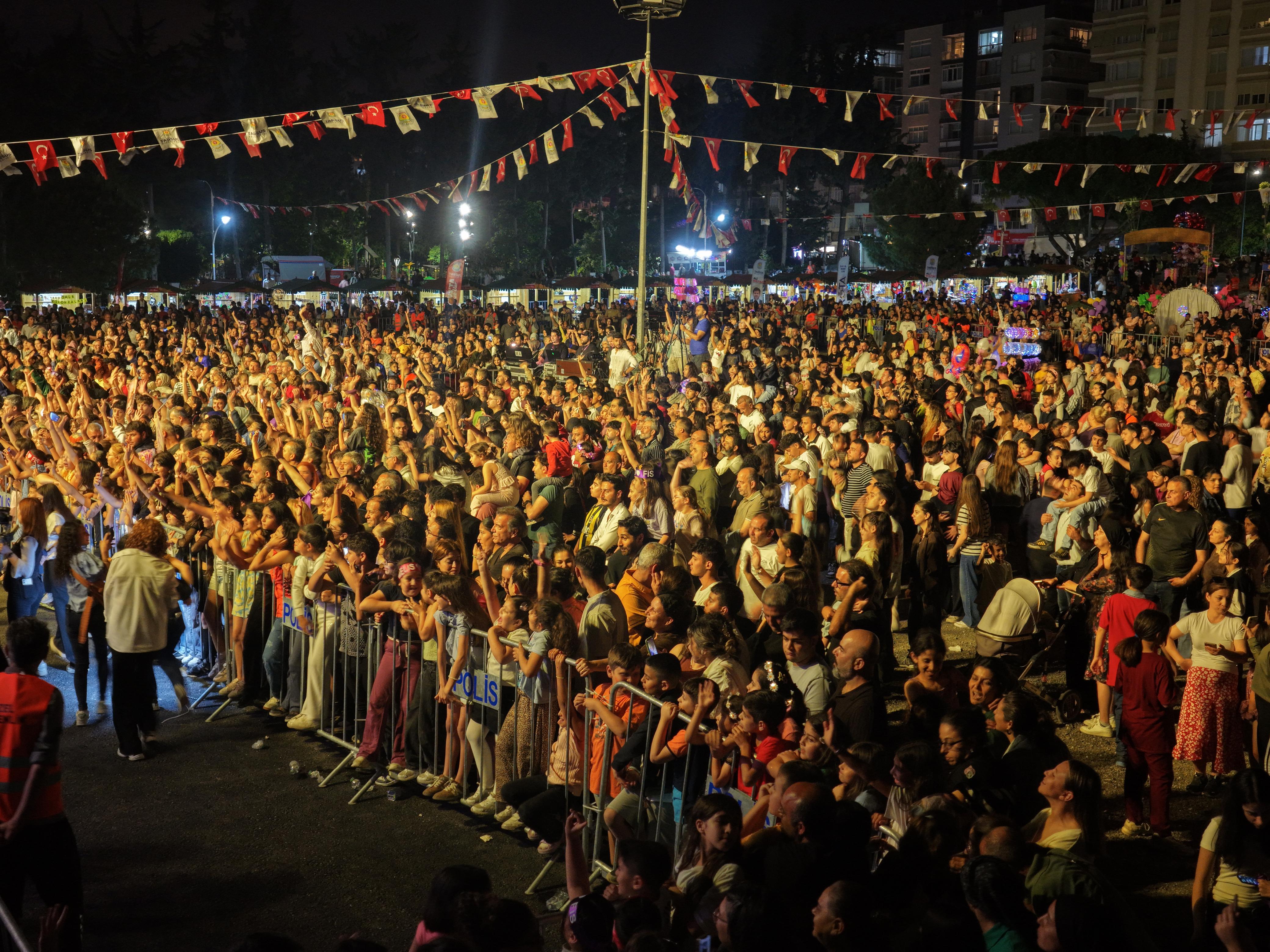 TARSUS’TA FESTİVALİN İLK AKŞAMINDA ÇOCUKLARIN SEVİNCİNE MELİS FİS DAMGA VURDU - 15