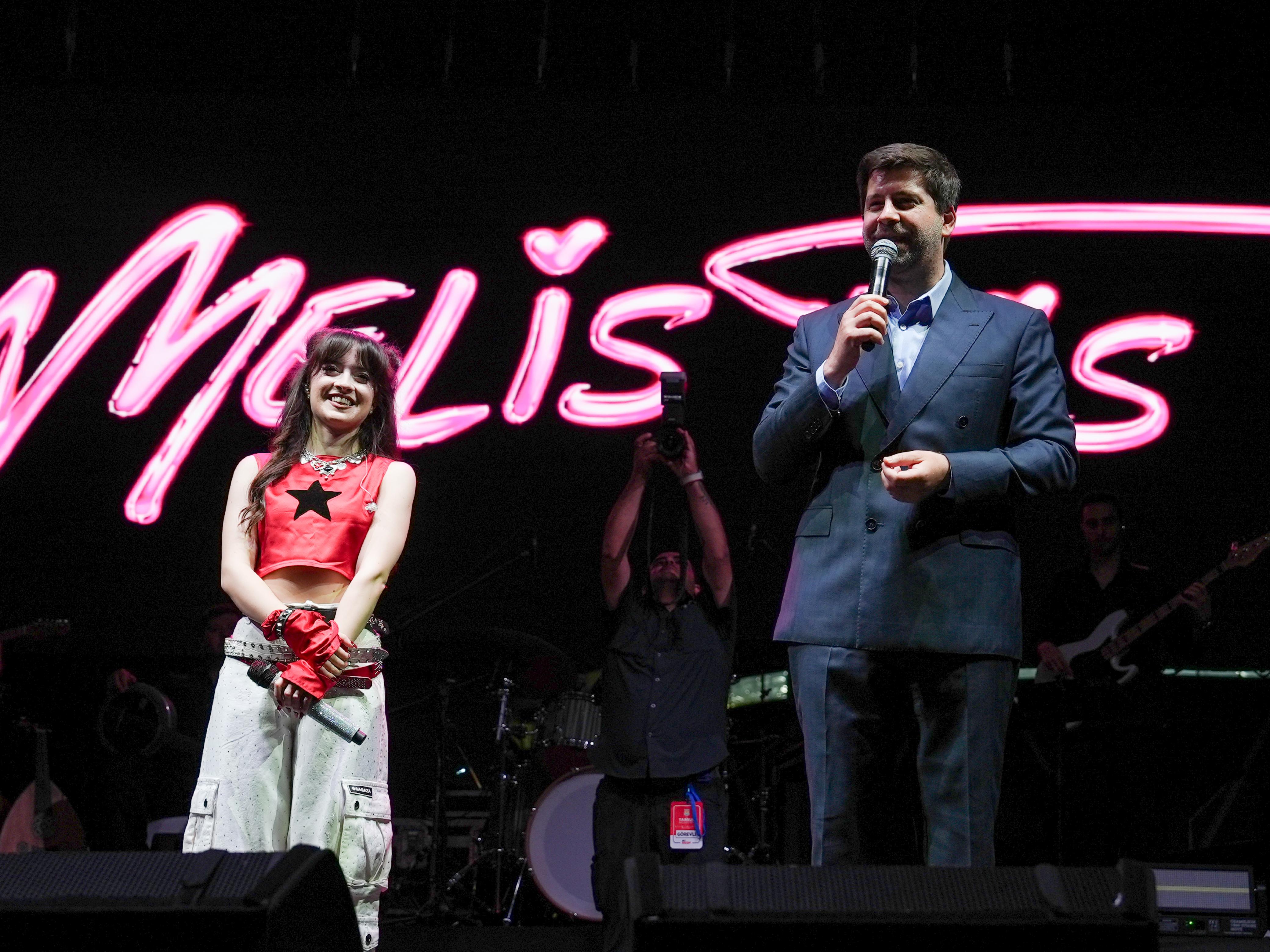 TARSUS’TA FESTİVALİN İLK AKŞAMINDA ÇOCUKLARIN SEVİNCİNE MELİS FİS DAMGA VURDU - 16
