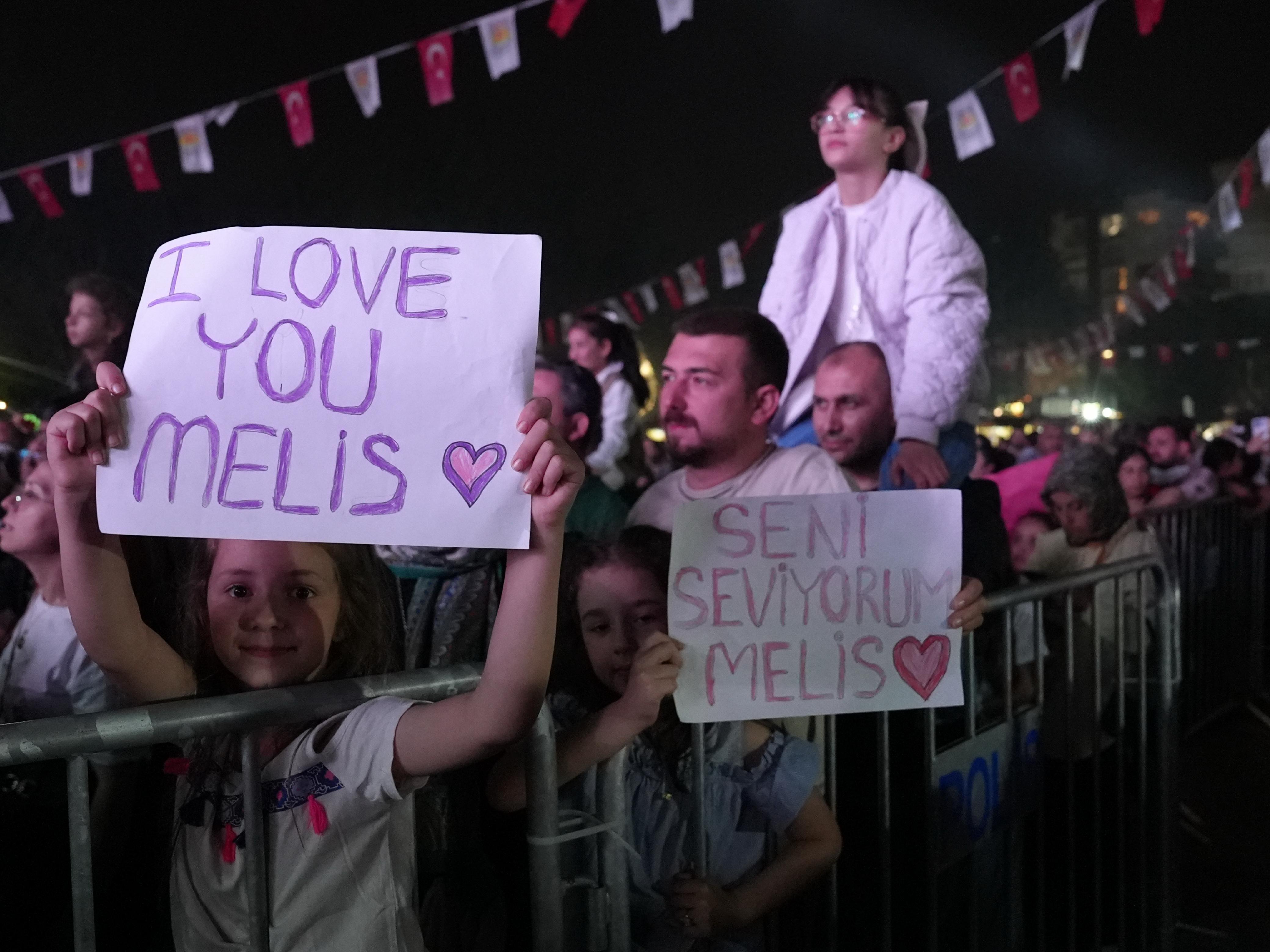 TARSUS’TA FESTİVALİN İLK AKŞAMINDA ÇOCUKLARIN SEVİNCİNE MELİS FİS DAMGA VURDU - 17