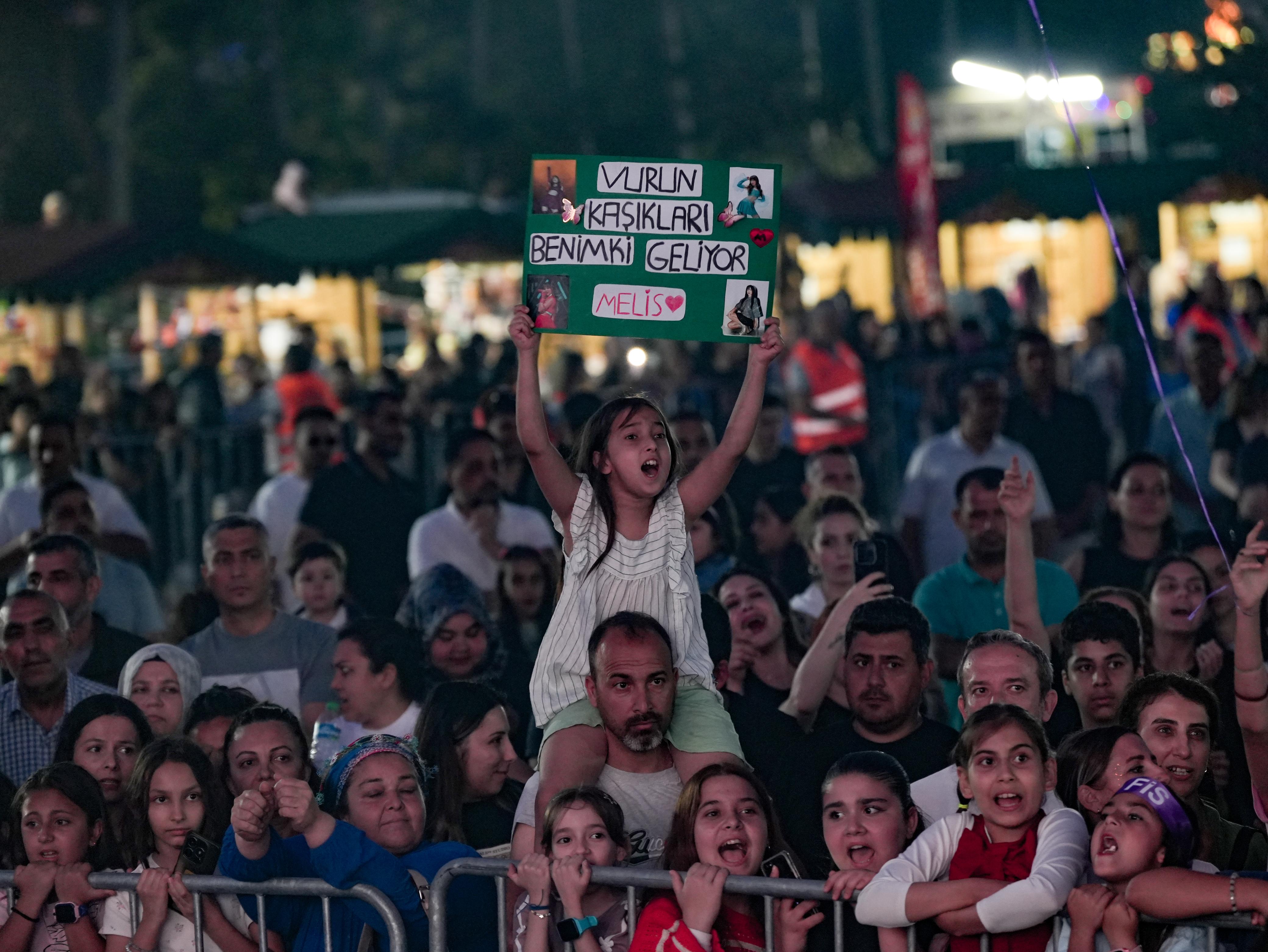 TARSUS’TA FESTİVALİN İLK AKŞAMINDA ÇOCUKLARIN SEVİNCİNE MELİS FİS DAMGA VURDU - 2