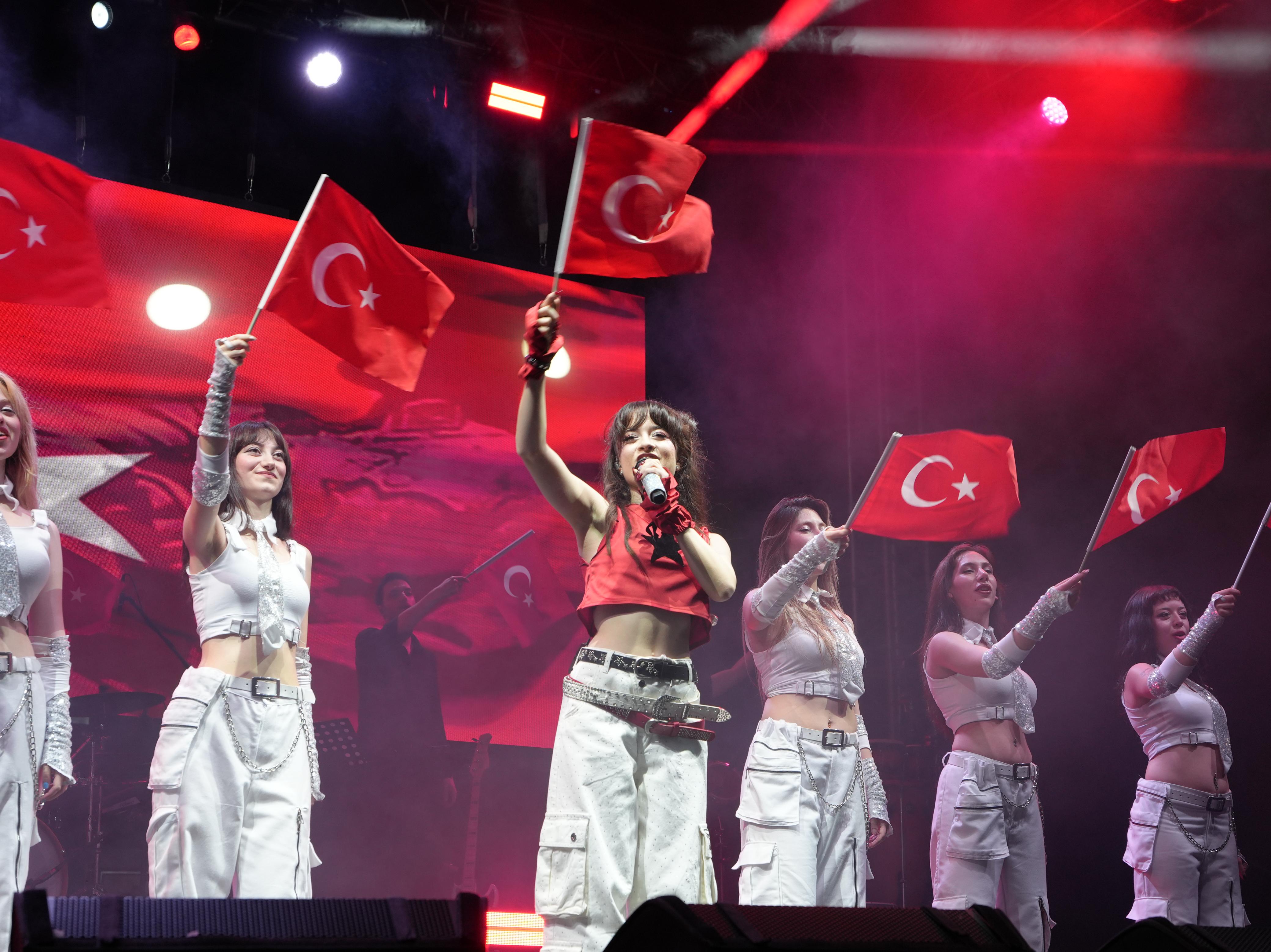 TARSUS’TA FESTİVALİN İLK AKŞAMINDA ÇOCUKLARIN SEVİNCİNE MELİS FİS DAMGA VURDU - 8