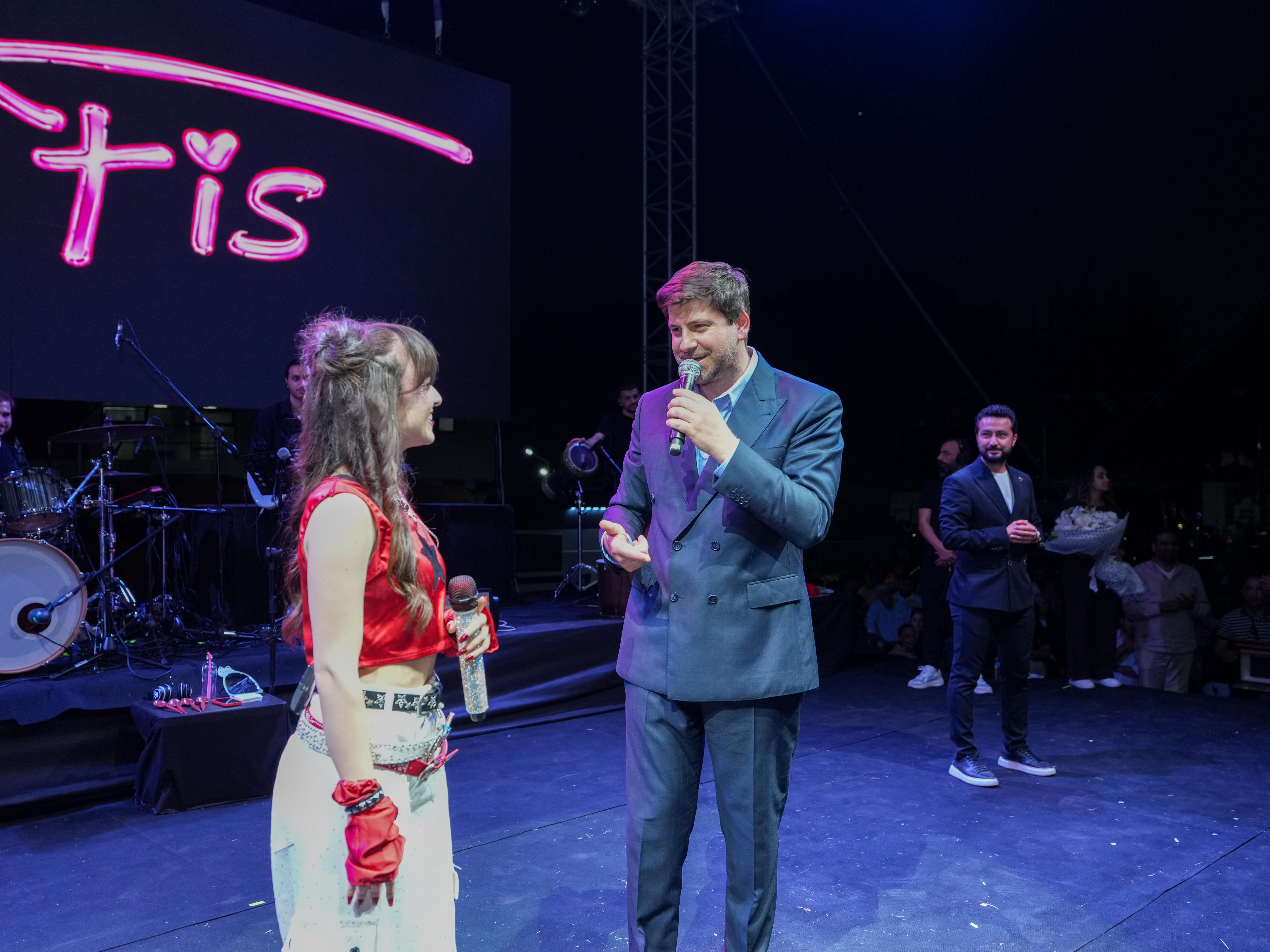 TARSUS’TA FESTİVALİN İLK AKŞAMINDA ÇOCUKLARIN SEVİNCİNE MELİS FİS DAMGA VURDU - 9
